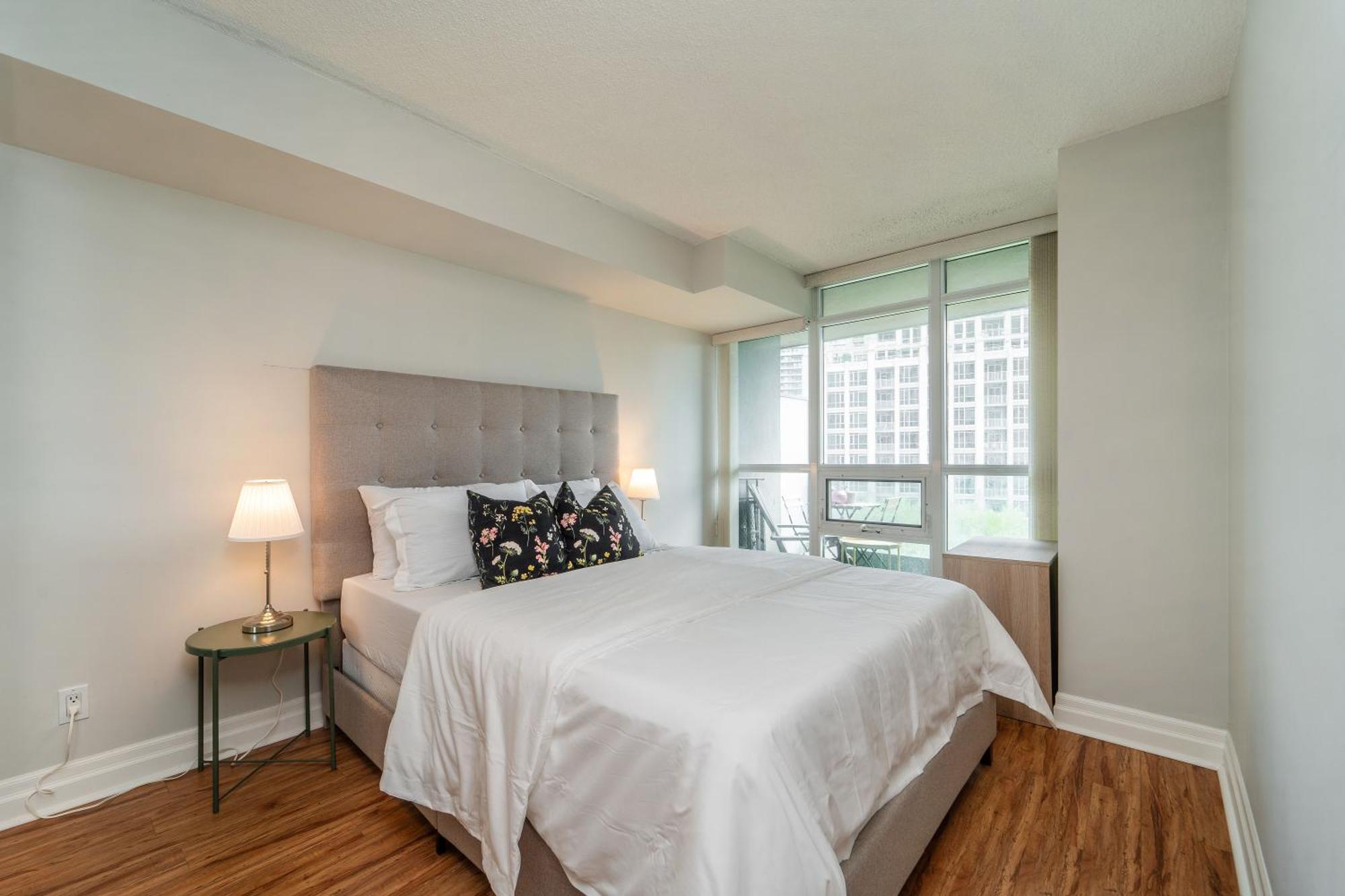 Apartment Spacious 2 Bedroom Den, 2 Bath, Sleeps 5 With Balcony And Lakeview Downtown *